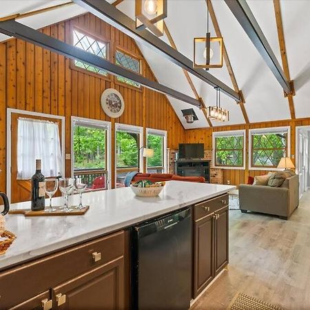 The Gingerbread House: 4 Bedroom Chalet, W/ Sunroom/Deck, Sleeps 12, Modern Amenities McGaheysville Luaran gambar