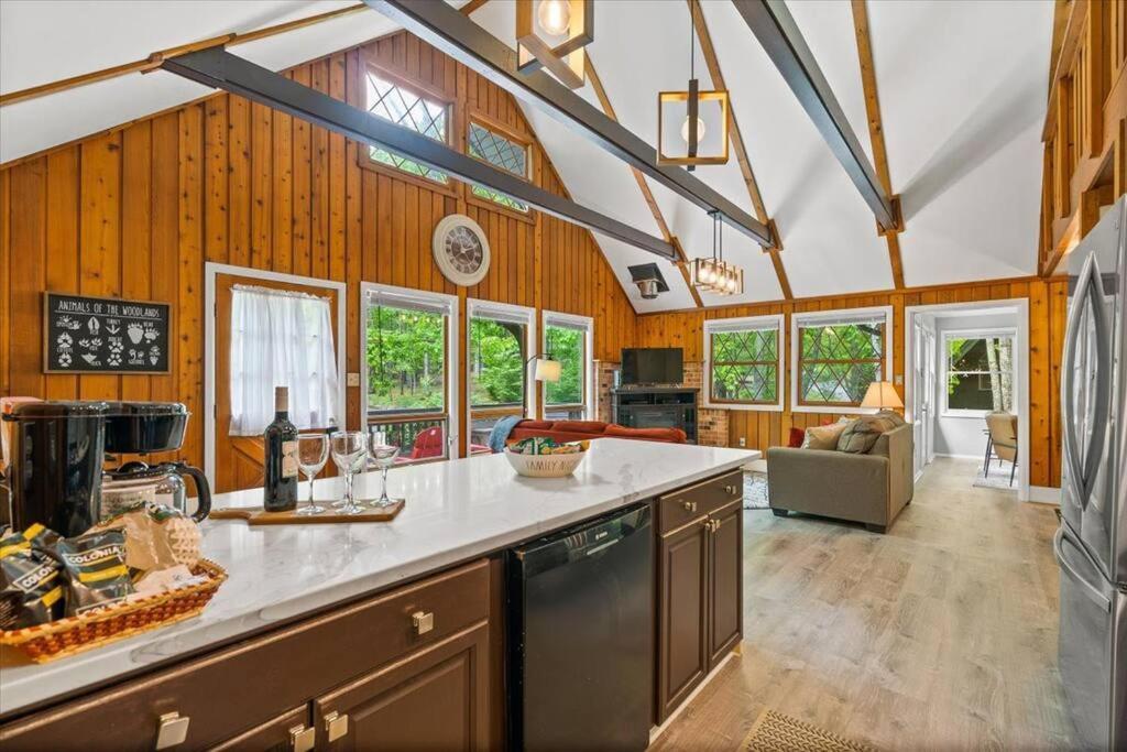 The Gingerbread House: 4 Bedroom Chalet, W/ Sunroom/Deck, Sleeps 12, Modern Amenities McGaheysville Luaran gambar