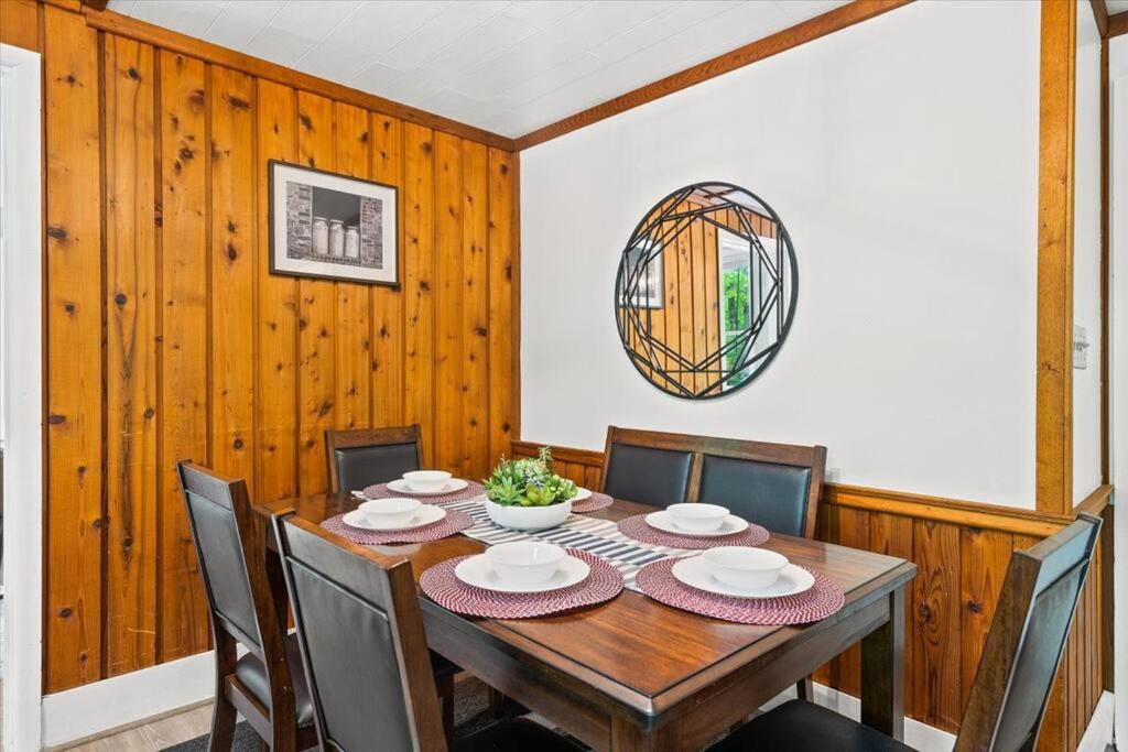 The Gingerbread House: 4 Bedroom Chalet, W/ Sunroom/Deck, Sleeps 12, Modern Amenities McGaheysville Luaran gambar