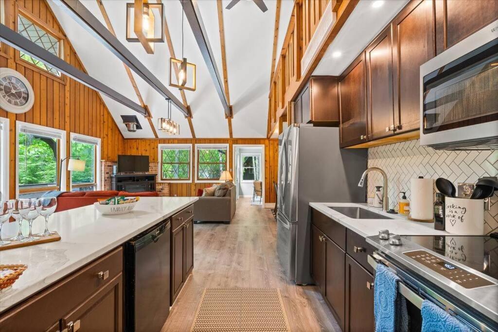 The Gingerbread House: 4 Bedroom Chalet, W/ Sunroom/Deck, Sleeps 12, Modern Amenities McGaheysville Luaran gambar