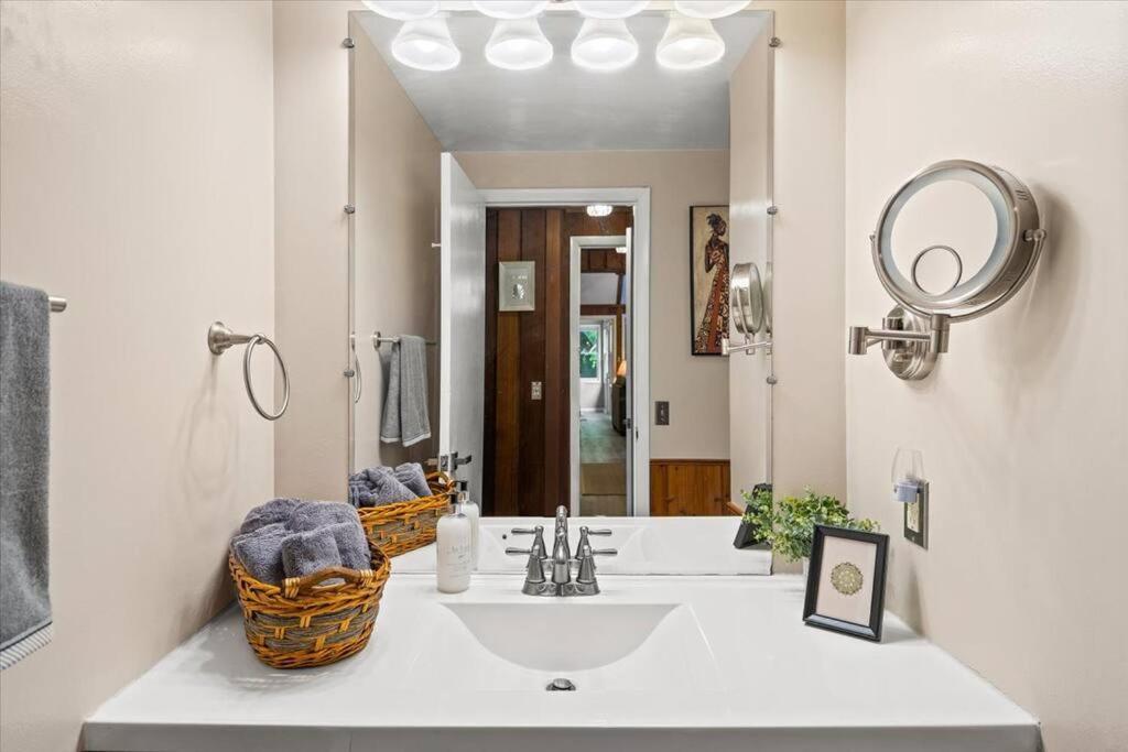 The Gingerbread House: 4 Bedroom Chalet, W/ Sunroom/Deck, Sleeps 12, Modern Amenities McGaheysville Luaran gambar