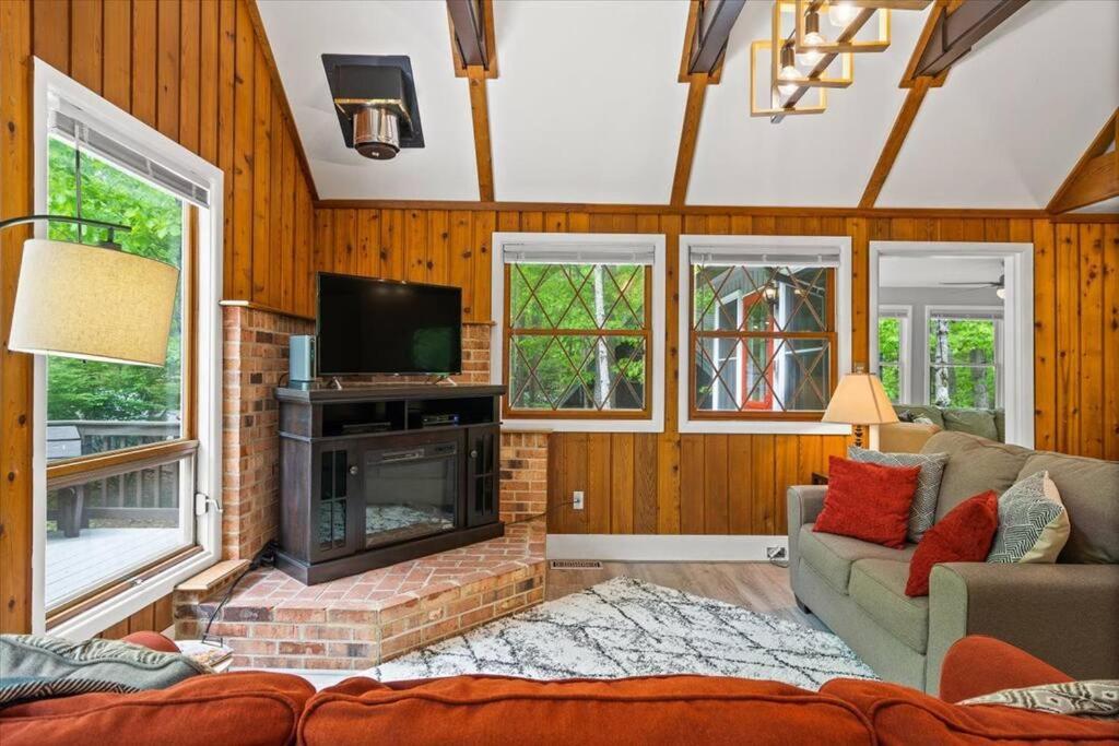 The Gingerbread House: 4 Bedroom Chalet, W/ Sunroom/Deck, Sleeps 12, Modern Amenities McGaheysville Luaran gambar