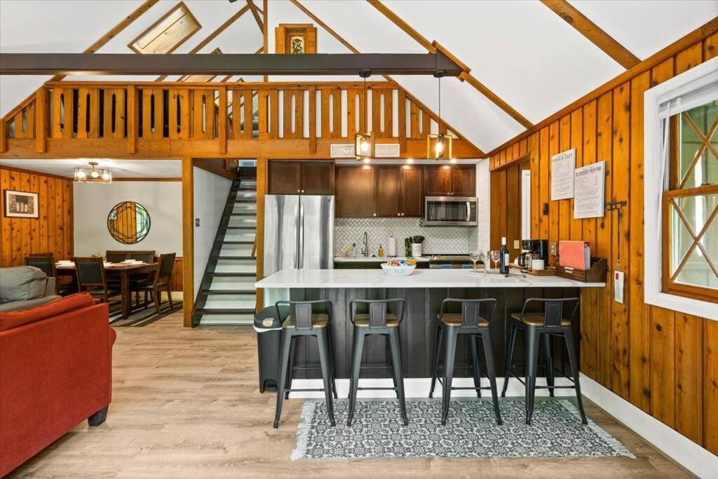 The Gingerbread House: 4 Bedroom Chalet, W/ Sunroom/Deck, Sleeps 12, Modern Amenities McGaheysville Luaran gambar