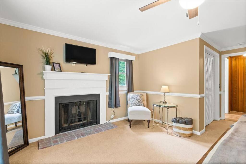 The Gingerbread House: 4 Bedroom Chalet, W/ Sunroom/Deck, Sleeps 12, Modern Amenities McGaheysville Luaran gambar